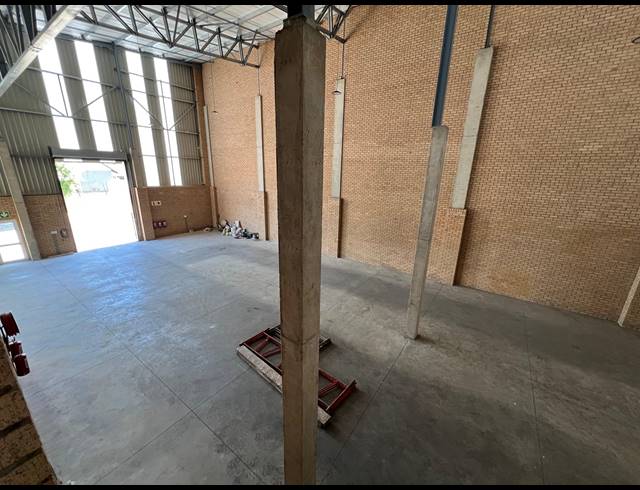 585M² WAREHOUSE TO LET IN LASER PARK